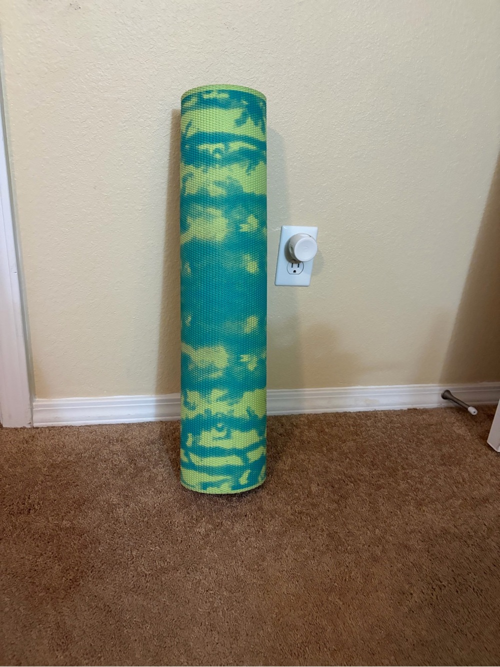 Reversible GAIAM Teal Yoga Mat with Lime Lotus Graphic - Picture 3 of 3